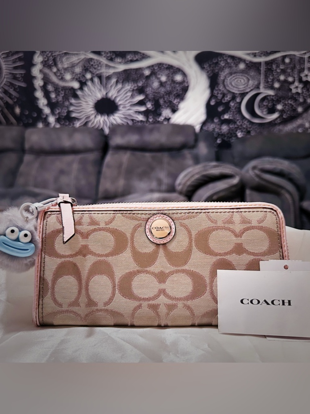 Vintage COACH Khaki Signature Canvas Zip Wallet with Pale Pink Trim - Picture 9 of 17